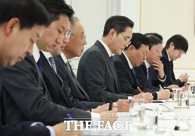 이재용 삼성전자 회장 등 총수들이 4일 청와대에서 열린 청년일자리와 지방투자 확대를 위한 기업간담회에서 이재명 대통령 발언을 들으며 메모를 하고 있다. /뉴시스