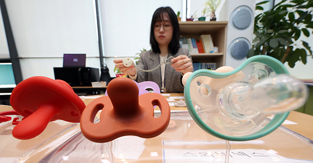 소비자공익네트워크 관계자가 5일 세종시 정부세종청사에서 영유아 육아용품인 노리개 젖꼭지와 노리개 젖꼭지 걸이의 품질 및 안전성 시험·평가 결과를 설명하고 있다./뉴시스