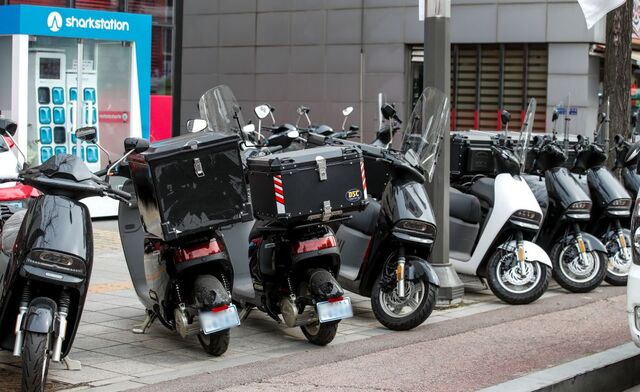 기후에너지환경부는 5일 경기 하남 배민라이더스쿨에서 배달 플랫폼·대행사·제작사·렌탈사·배터리 기업·유관기관과 ‘배달용 전기이륜차 보급 활성화 업무협약’을 체결하고 민관 공동 전환 로드맵을 가동했다. 사진은 경기 광명시에 위치한 한 배달대행 업체 앞에 주차된 전기 오토바이. / 뉴시스