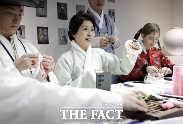 영부인 김혜경 여사가 6일 서울 중구 정동1928 아트센터에서 열린 2026 설맞이 한복인 신년회에 앞서 국내외 인플루언서들과 행운 명태 소품을 만드는 체험을 하고 있다. /뉴시스