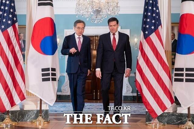 조현 외교부 장관은 3일(현지시간) 미국 워싱턴DC에서 마코 루비오 미 국무부 장관을 만나 한미 외교장관 회담을 가졌다. 사진은 조 장관과 루비오 장관이 같은 날 만났던 모습. /AP. 뉴시스