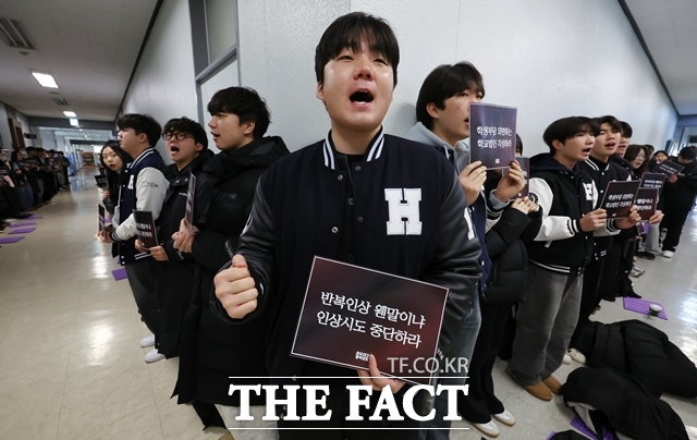 한국외국어대학교 총학생회가 지난 1월21일 서울 동대문구 한국외대 본관 제1차 등록금 심의원회 회의실 앞에서 등록금 인상 반대 운동을 하고 있다. /뉴시스