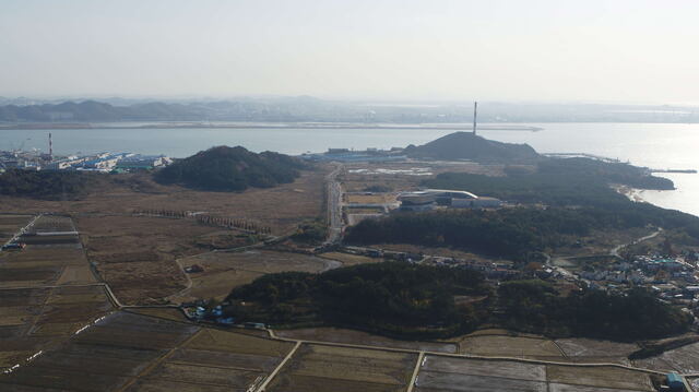 기후에너지환경부 소속 중앙환경분쟁조정피해구제위원회는 6일 서울역 인근 회의실에서 환경피해구제 분과위원회를 열고 옛 장항제련소 피해자 350명에 대한 구제급여 지급과 피해등급을 의결했다. 사진은 서천군 장항브라운필드. / 서천군