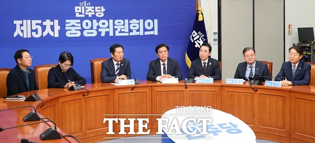 정 대표가 3일 국회에서 1인1표제 당헌 개정안 중앙위원회 가결에 대한 기자회견을 하고 있다. /뉴시스