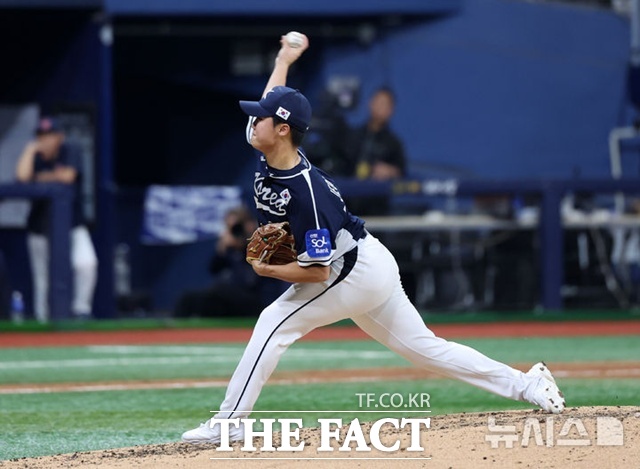 정우주는 이제 입단 2년 차의 애송이지만 구위 만은 누구에게도 뒤지지 않는다. 특히 150km의 강속구를 20개 이상 연속으로 던질 수 있는 강견을 갖고 있다. /뉴시스