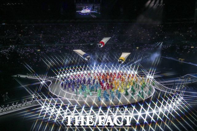 2026 밀라노·코르티나 담페초 동계올림픽 개막식이 열린 6일(현지 시각) 이탈리아 밀라노 산 시로 스타디움에서 개막식 공연이 펼쳐지고 있다. 이번 개막식은 도시와 자연, 인간과 기술이 하나 되는 감동적인 무대를 통해 전 세계에 평화와 연대의 메시지를 전한다. /뉴시스