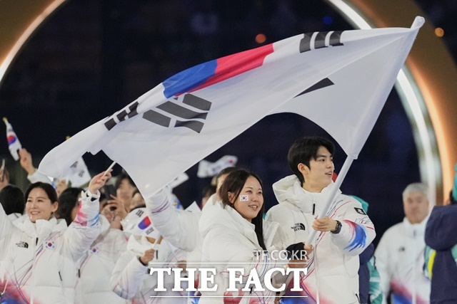 92개 참가국 가운데 22번째로 태극기를 앞세우고 산 시로 스타디움에 들어서고 있는 대한민국 선수단./밀라노=AP.뉴시스