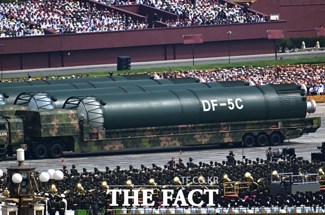 중국이 2020년 6월 22일 비밀 핵시설인 로프누르(Lop Nur)에서 핵실험을 감행했다는 주장이 나와 파문이 일고 있다. 사진은 2025년 9월 3일 중국 수도 베이징에서 열린 군사 퍼레이드에 참가하고 있는 핵미사일 부대 모습,/베이징=신화.뉴시스