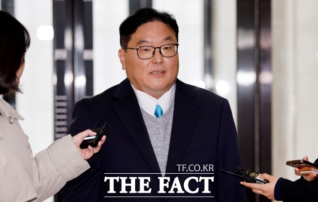 쿠팡 수사 외압 의혹을 수사하는 안권섭 상설 특별검사팀이 엄희준 광주고검 검사(전 수원지검 부천지청장)를 9일 다시 불러 조사한다. 엄 검사가 지난달 9일 서울 서초구 특검팀 사무실로 출석하며 취재진 질문에 답하고 있다./뉴시스