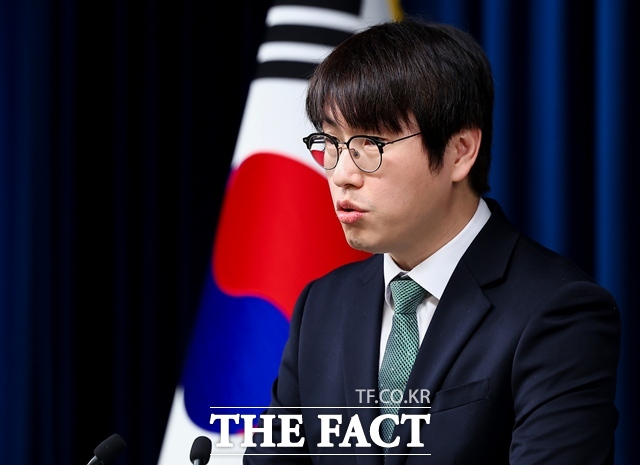 하정우 청와대 AI미래기획수석이 시민사회 각 계 인사들과 인공지능 정책을 논의하는 간담회가 9일 열린다. 하 수석이 2025년 11월 7일 용산 대통령실에서 과학기술인 국민보고회 관련 브리핑을 하고 있다. /뉴시스