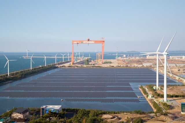 김성환 기후에너지환경부 장관은 전북특별자치도청에서 열린 전북특별자치도, 새만금개발청, 한국수력원자력, 한국전력공사 4개 기관 간 업무협약(MOU) 체결식에 9일 참석했다. 사진은 군산시 수상태양광발전소. / 군산시