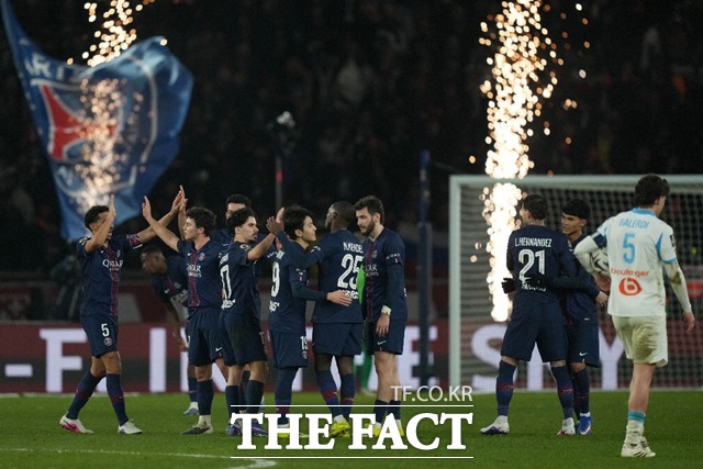 PSG의 이강인(왼쪽 네 번째)이 9일 마르세유와 2025~2026 프랑스 리그1 21라운드 홈 경기에서 팀의 다섯 번째 골을 떠트리며 5-0 대승에 기여한 뒤 동료들과 함께 기뻐하고 있다./파리=AP.뉴시스