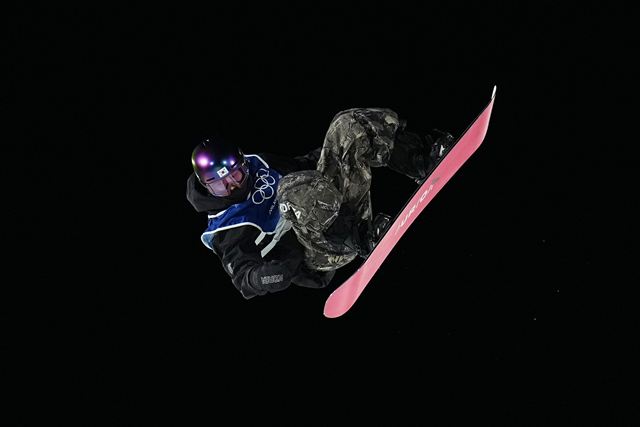 유승은(성복고)이 8일(현지 시간) 이탈리아 리비뇨 스노파크에서 열린 2026 밀라노·코르티나담페초 동계올림픽 스노보드 여자 빅에어 예선에서 기술을 펼치고 있다. /AP·뉴시스