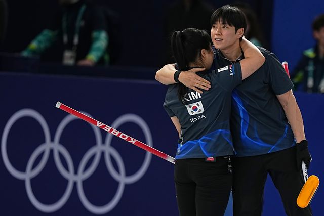 한국 컬링 대표팀의 김선영과 정영석이 9일2026 밀라노·코르티나 동계올림픽에서 5연패 끝에 3연승을 거뒀지만 4강 진출에는 실패했다. /AP·뉴시스