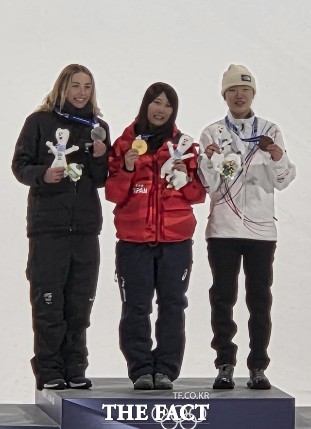 스노보드 유승은(오른쪽) 9일(현지시간) 이탈리아 리비뇨 스노우파크에서 열린 2026 밀라노·코르티나 담페초 동계올림픽 여자 스노보드 빅에어 시상식에서 동메달을 따고 기념촬영을 하고 있다. /뉴시스