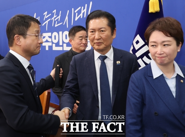 정청래 더불어민주당 대표와 한병도 원내대표가 10일 오후 서울 여의도 국회에서 조국혁신당과의 합당 관련 비공개최고위회의 결과 브리핑을 마친 뒤 악수를 하고 있다./뉴시스