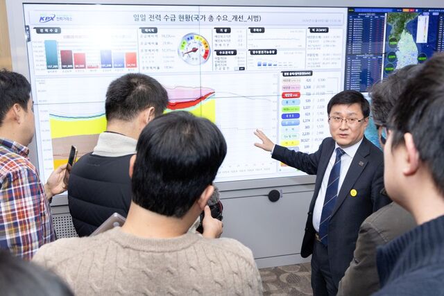 김성환 기후에너지환경부 장관이 지난 9일 기후부 장관실에서 출입기자들에게 일일 전력 수급 현황을 설명하고 있다. / 기후부