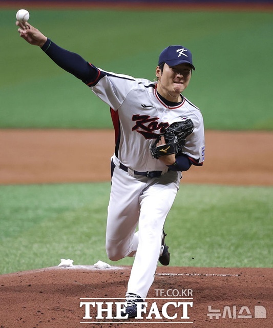 곽빈은 문동주가 어깨 부상으로 빠진 한국 대표팀 마운드에서 가장 강력한 공을 던진다. 8강 진출의 고비가 될 대만전 선발이 유력하다. /뉴시스