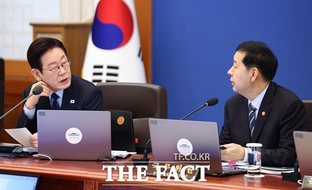 이재명 대통령이 10일 청와대에서 주재한 제5회 국무회의에서 구윤철 재정기획부 장관과 대화하고 있다. /뉴시스