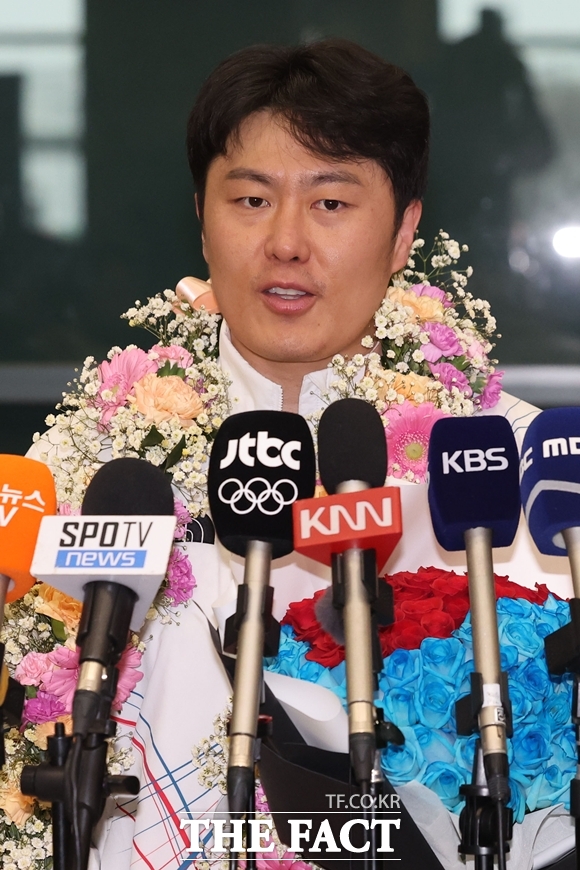 김상겸은 지난 8일(현지 시간) 이탈리아 리비뇨 스노파크에서 열린 남자 평행대회전 결승에서 벤야민 카를(오스트리아)에게 0.19초 차로 뒤지며 은메달을 획득했다. 이는 한국 올림픽 역사상 400번째 메달이다. /인천공항=뉴시스