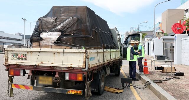 기후에너지환경부는 ‘2026년 조기폐차 보조금 업무처리지침’ 등을 확정하고, 올해 저공해조치 지원사업을 지방정부와 함께 시행한다고 10일 밝혔다. 사진은 지난해 9월 서울시청 대기정책과 직원들이 노후경유차 배출가스를 점검하고 있는 모습. / 뉴시스