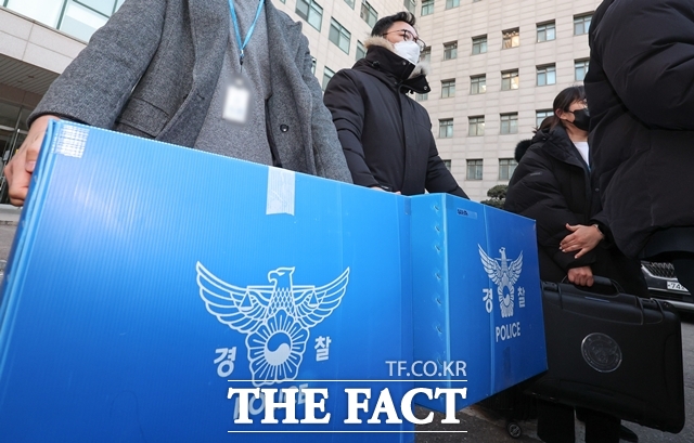 북한 무인기 침투 의혹을 수사하는 군경 합동조사 태스크포스(TF)가 국군정보사령부와 국가정보원 등 전방위 강제수사에 나섰다. 사진은 군경합동TF가 지난달 21일 서울의 한 대학교 연구실에서 압수품을 들고 나서고 있는 모습. /뉴시스