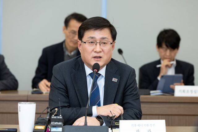 김성환 기후에너지환경부 장관은 지난 9일 기후부 대회의실에서 기자간담회를 열고 재생에너지 산업을 포기하면 태양광은 중국이 100% 시장을 독차지하게 된다고 말했다. / 기후부