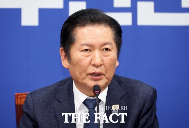 정청래 더불어민주당 대표가 10일 서울 여의도 국회에서 열린 더불어민주당 긴급 최고위원회의에서 지방선거 전 조국혁신당과의 합당 논의를 중단한다고 밝히고 있다./뉴시스