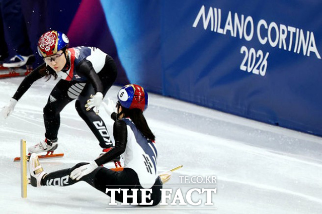 넘어진 김길리와 터치하는 최민정