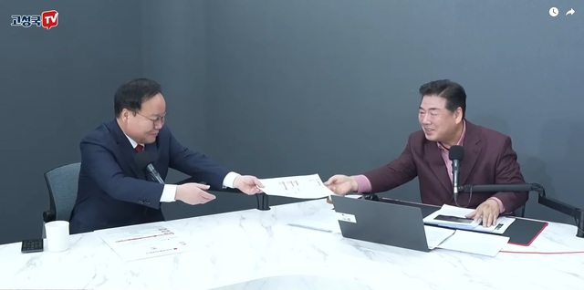 국민의힘 당사에 전두환 씨 사진을 게시해야 한다고 주장한 강성 보수 유튜버 고성국 씨가 10일 서울시당 윤리위원회에서 탈당 권유 처분을 받았다. 오른쪽은 고 씨./뉴시스