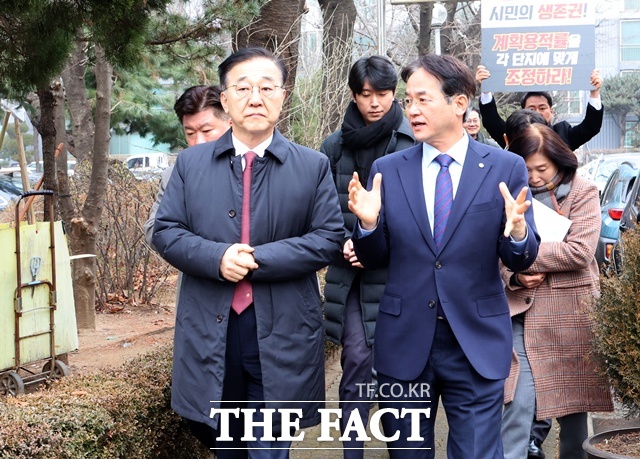 김윤덕 국토교통부 장관이 11일 오전 경기도 고양시에 위치한 일산 신도시 선도지구 정비사업 현장을 방문했다. /뉴시스