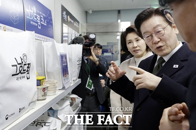 이재명 대통령과 김혜경 여사가 11일 충북 충주시 충주시건강복지타운 내 그냥드림 코너를 방문해 운영현황을 살피고 있다. /뉴시스