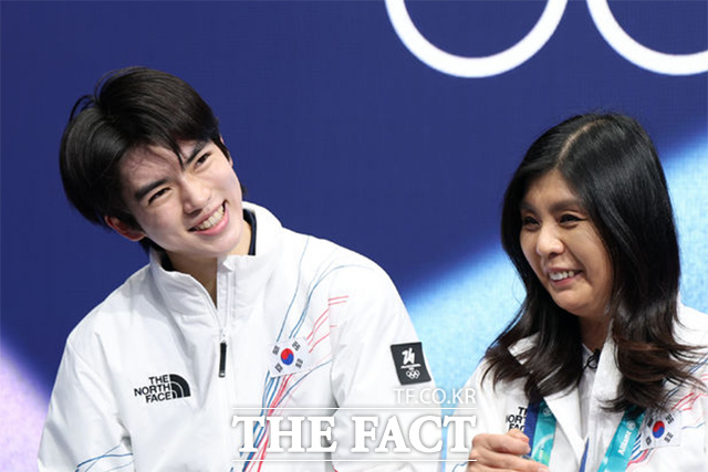 피겨스케이트 차준환이 10일(현지시간) 이탈리아 밀라노 아이스스케이팅 아레나에서 열린 2026 밀라노·코르티나 담페초 동계올림픽 남자 싱글 쇼트프로그램에서 연기를 마치고 점수를 기다리고 있다. /밀라노=신화.뉴시스