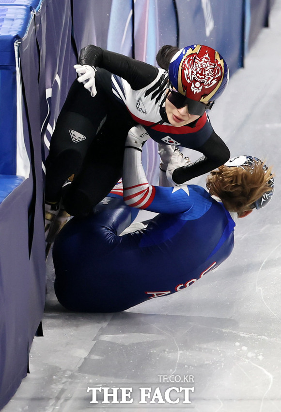 김길리(왼쪽)가 10일 이탈리아 밀라노 아이스스케이팅 아레나에서 열린 2026 밀라노 코르티나 담페초 동계올림픽 쇼트트랙 혼성 2000m 계주 준결승에서 미국 커린 스토더드와 충돌하며 넘어지고 있다. /뉴시스
