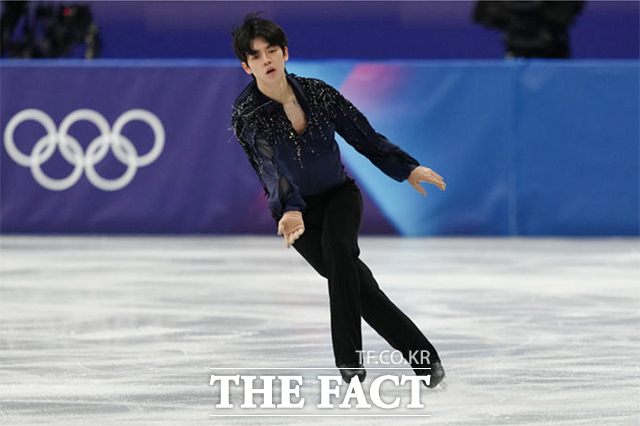 피겨스케이트 차준환이 10일(현지시간) 이탈리아 밀라노 아이스스케이팅 아레나에서 열린 2026 밀라노·코르티나 담페초 동계올림픽 남자 싱글 쇼트프로그램에서 연기를 펼치고 있다. /밀라노=신화.뉴시스