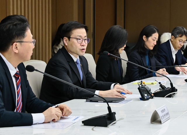 여한구 산업통상부 통상교섭본부장(앞에서 두 번째)은 릭 스와이처 미국 무역대표부(USTR) 부대표가 이끄는 대표단과 11일 면담했다. 사진은 지난 10일 서울 중구 대한상공회의소에서 열린 제54차 통상추진위원회에 참석해 여 본부장. / 산업부