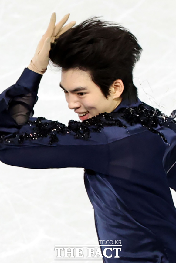 10일 (현지시간) 이탈리아 밀라노 아이스 스케이팅 아레나 경기장에서 열린 2026 밀라노·코르티나담페초 동계올림픽 피겨스케이팅 남자 싱글 쇼트프로그램에서 차준환 선수가 경기를 마친 후 인사를 하고 있다. /밀라노=뉴시스