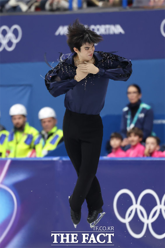 피겨스케이트 차준환이 10일(현지시간) 이탈리아 밀라노 아이스스케이팅 아레나에서 열린 2026 밀라노·코르티나 담페초 동계올림픽 남자 싱글 쇼트프로그램에서 점프를 하고 있다. /밀라노=신화.뉴시스