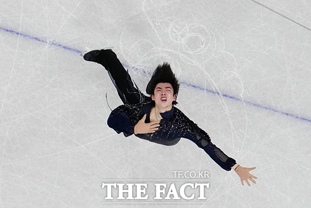피겨스케이트 차준환이 10일(현지시간) 이탈리아 밀라노 아이스스케이팅 아레나에서 열린 2026 밀라노·코르티나 담페초 동계올림픽 남자 싱글 쇼트프로그램에서 연기를 펼치고 있다. /밀라노=AP.뉴시스