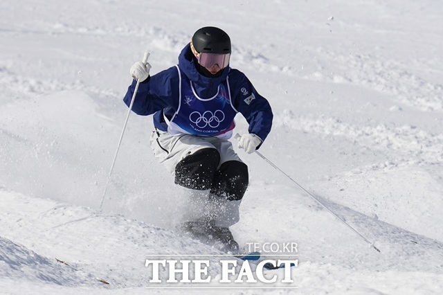 윤신이가 11일(한국 시간) 이탈리아 리비뇨 에어리얼 모굴 파크에서 열린 2026 밀라노 코르티나담페초 동계올림픽 프리스타일 스키 여자 모굴 2차 예선 경기를 펼치고 있다. /리비뇨=AP.뉴시스