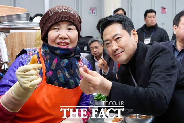 국민의힘 지도부가 윤어게인 세력을 둘러싸고 선명한 단절도, 분명한 포용도 아닌 전략적 거리두기를 반복하면서 당 안팎에서는 집토끼와 산토끼 모두 잃을 수 있다는 우려가 나오고 있다. 오른쪽은 11일 대구를 방문한 장동혁 대표. /뉴시스