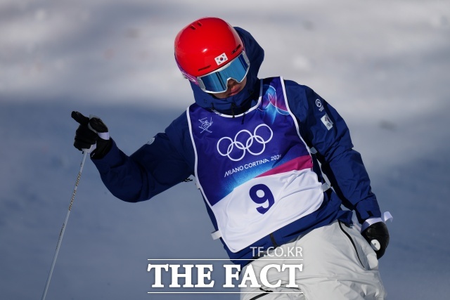 정대윤이 12일(현지 시간) 이탈리아 리비뇨 에어리얼 모굴 파크에서 열린 2026 밀라노·코르티나담페초 동계올림픽 프리스타일 스키 남자 모굴 2차 예선 경기를 마친 후 세리머니하고 있다. /AP.뉴시스