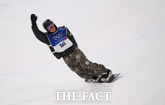 스노보드 이채운이 11일(현지시간) 이탈리아 리비뇨 스노파크에서 열린 2026 밀라노·코르티나담페초 동계올림픽 스노보드 남자 하프파이프 예선 경기를 마친 뒤 손을 흔들고 있다. /리비뇨=AP.뉴시스