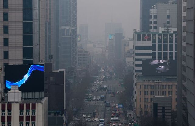 기후에너지환경부는 서울·인천·경기·강원영서에 위기경보를 12일 발령했다. 사진은 지난 11일 서울 시내. / 뉴시스