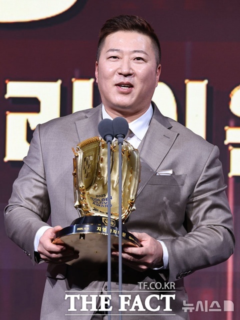 최형우는 지난해 만 42세의 나이에 최고령 골든글러브를 수상했다. 삼성 라이온즈는 최형우를 통해 왕조 재건을 꿈꾸고 있다. /뉴시스