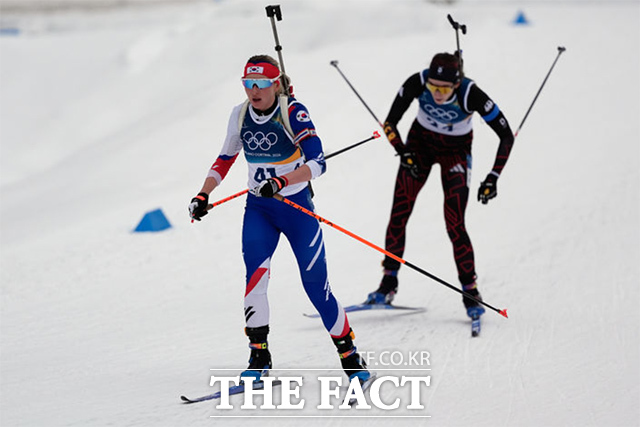 예카테리나 아바쿠모바(왼쪽)가 11일(현지시간) 이탈리아 안테르셀바 바이애슬론 아레나에서 열린 2026 밀라노·코르티나담페초 동계올림픽 여자 바이애슬론 15㎞ 개인전에 출전해 레이스를 펼치고 있다. /안테르셀바=AP.뉴시스