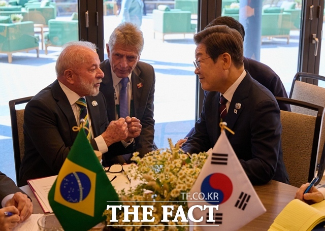 루이즈 이나시우 룰라 다 시우바 브라질 대통령이 오는 22일부터 24일까지 이재명 대통령의 초청으로 국빈 방한한다. 이 대통령이 2025년 6월 17일(현지시간) 캐나다 앨버타주 카나나스키스 주요 G7 정상회의장에서 룰라 대통령과 정상회담을 갖고 있다. /뉴시스