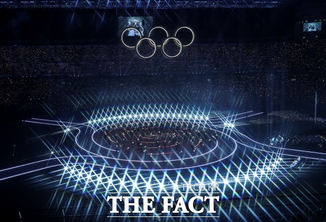 핀란드 스키점프 대표팀 총감독이 음주 문제로 2026 밀라노·코르티나담페초 동계 올림픽 현장에서 퇴출됐. 사진은 2026 밀라노·코르티나 담페초 동계올림픽 개막식이 열린 6일(현지 시각) 이탈리아 밀라노 산 시로 스타디움에서 개막식 공연이 펼쳐지고 있는 모습. /뉴시스