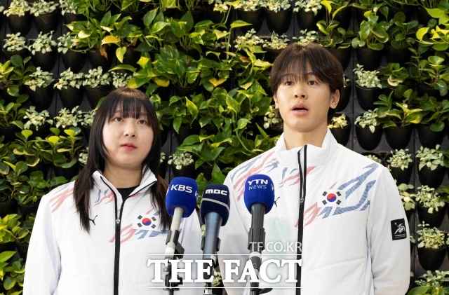 한국 크로스컨트리 국가대표 이의진(부산광역시체육회)과 한다솜(경기도청)이 여자 10km 프리 경기에선 레이스를 무사히 마쳤다.사진은 2025 하얼빈 동계 아시안게임 한국 선수단 기수인 크로스컨트리 대표 이준서(오른쪽)와 이의진이 4일 오전 인천국제공항 제1여객터미널에서 취재진 질문에 답하고 있는 모습. /뉴시스