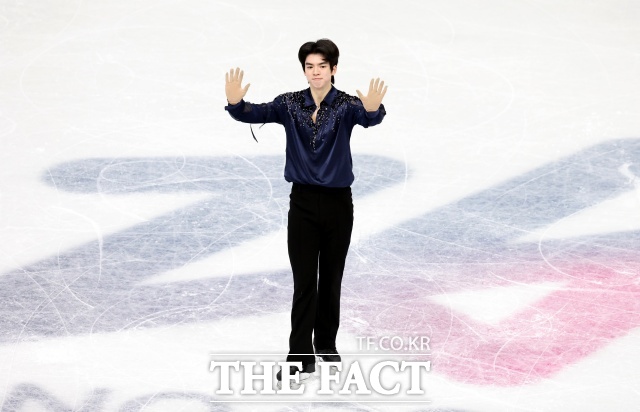 10일 (현지 시간) 이탈리아 밀라노 아이스 스케이팅 아레나 경기장에서 열린 2026 밀라노·코르티나담페초 동계올림픽 피겨스케이팅 남자 싱글 쇼트프로그램에서 차준환 선수가 경기를 마치고 인사를 하고 있다. /뉴시스